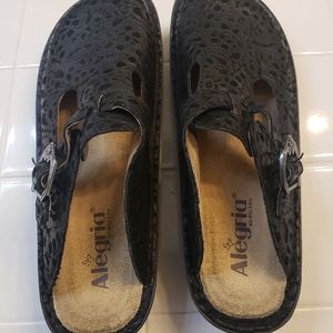 Women's nursing shoes